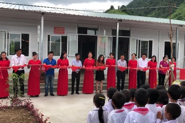 Buổi lễ cắt băng khánh thành điểm trường Tiểu học Tùng Vài (Quản Bạ, Hà Giang) diễn ra trang trọng.