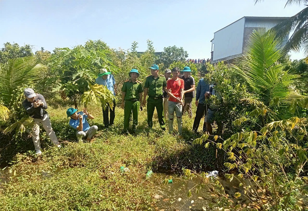 Tài xế xe ôm gục chết trên đường với nhiều vết đâm - 1 Tài xế xe ôm gục chết trên đường với nhiều vết đâm - 1