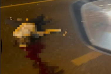 Cô gái trẻ đi xe máy tử nạn khi đi ngược chiều trên đại lộ Thăng Long