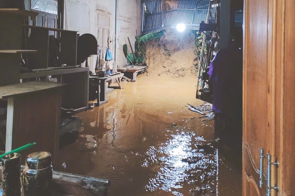 Lũ bùn tràn vào nhà như thác, công an leo rào gọi dân đi sơ tán - 2 Lũ bùn tràn vào nhà như thác, công an leo rào gọi dân đi sơ tán - 2