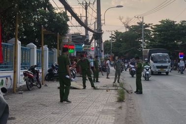 Người đàn ông bất ngờ ngã vật khỏi xe, chết gục bên đường