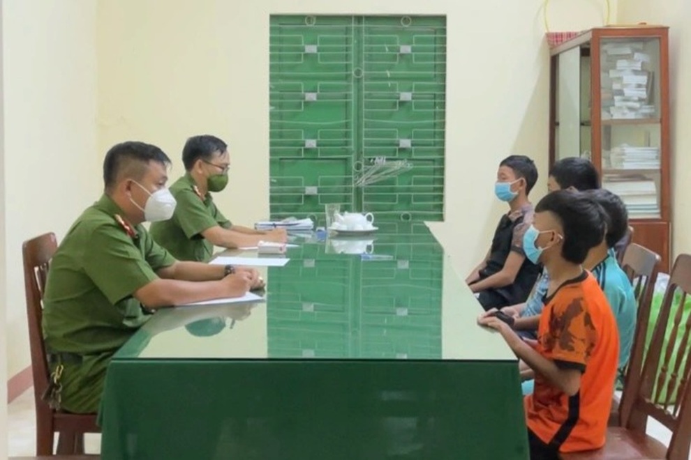 Công an điều tra đường dây chăn dắt trẻ vị thành niên bán hàng rong - 1 Công an điều tra đường dây chăn dắt trẻ vị thành niên bán hàng rong - 1