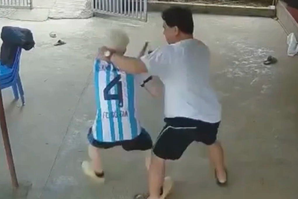 Công an làm việc với người đàn ông đánh cậu bé bạch tạng - 1 Công an làm việc với người đàn ông đánh cậu bé bạch tạng - 1