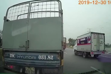 Xe tải đi lùi trên quốc lộ còn ép buộc xe sau cũng phải đi lùi để nhường đường cho mình