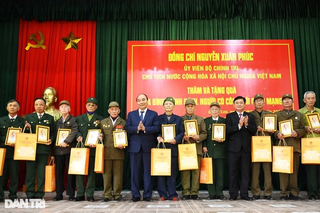 Chủ tịch nước Nguyễn Xuân Phúc dâng hương tưởng niệm nữ sĩ Hồ Xuân Hương - 7 Chủ tịch nước Nguyễn Xuân Phúc dâng hương tưởng niệm nữ sĩ Hồ Xuân Hương - 7