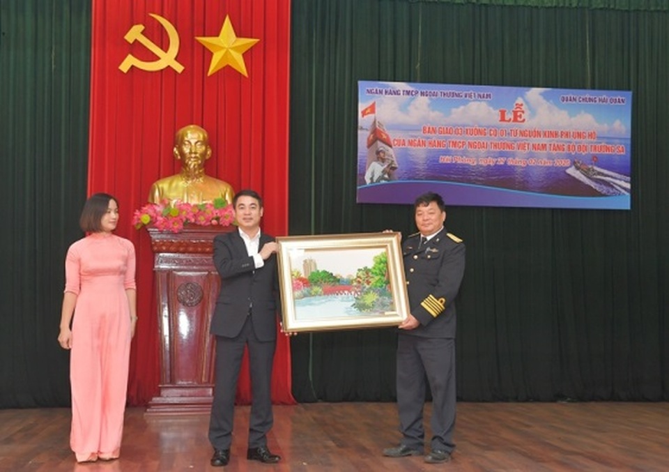 Vietcombank bàn giao 3 xuồng CQ-01 tặng bộ đội Trường Sa - 7 Vietcombank bàn giao 3 xuồng CQ-01 tặng bộ đội Trường Sa - 7