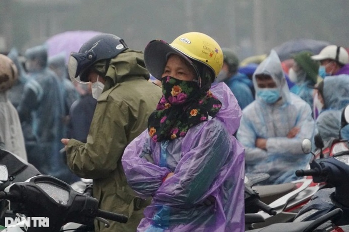 Người thân đội mưa bịn rịn tiễn tân binh lên đường nhập ngũ - 11 Người thân đội mưa bịn rịn tiễn tân binh lên đường nhập ngũ - 11