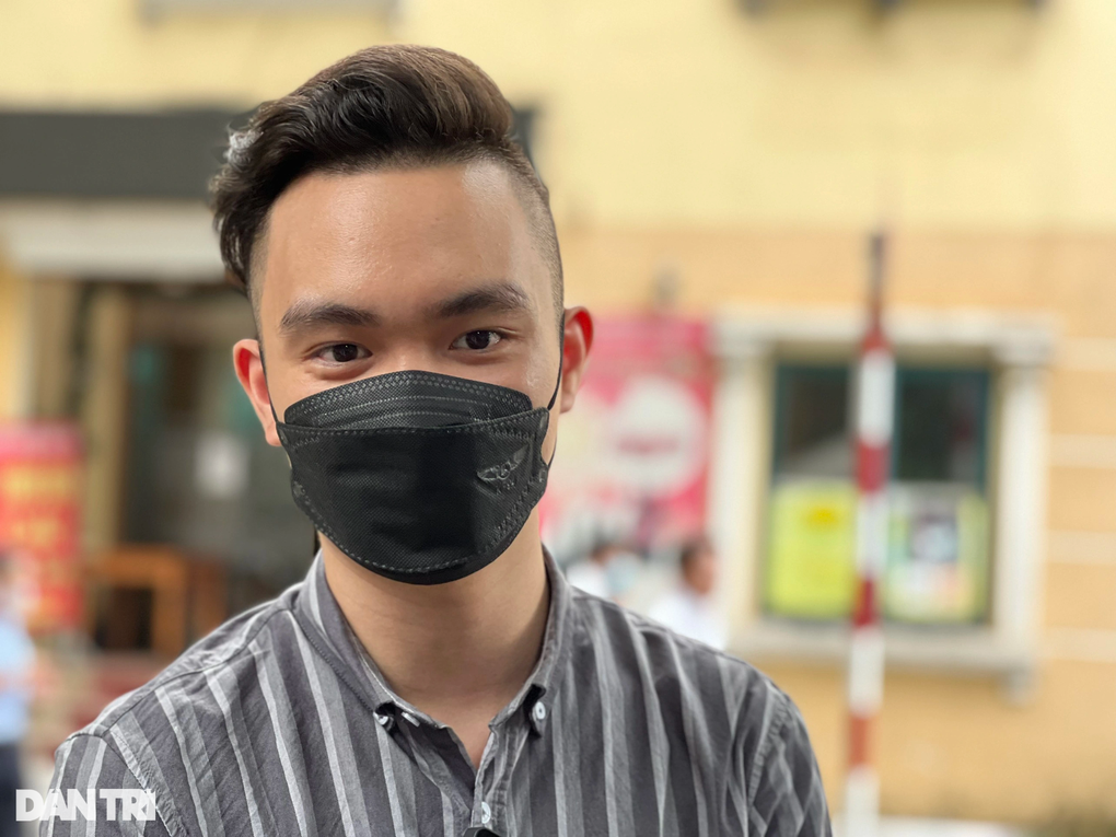 Người dân mang hoa trắng, bật khóc tiễn đưa 3 chiến sĩ hy sinh - 5 Người dân mang hoa trắng, bật khóc tiễn đưa 3 chiến sĩ hy sinh - 5