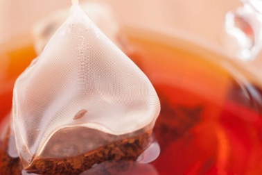 Hàng tỉ hạt vi nhựa có thể đang tồn tại ngay trong tách trà của bạn