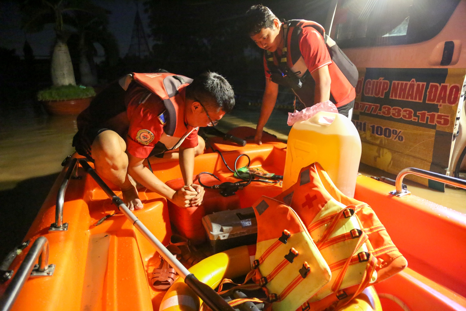 Trắng đêm ngược dòng nước lũ, cứu người dân ở khu vực Bình Thuận - 9 Trắng đêm ngược dòng nước lũ, cứu người dân ở khu vực Bình Thuận - 9