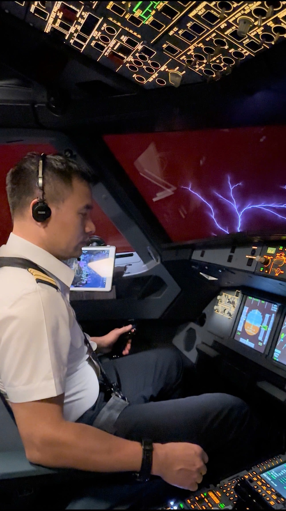 Những chuyến bay thi gan trong cơn bão và quyết định thót tim của cơ trưởng - 1