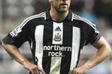 Owen vẫn chưa có cơ hội, Joe Cole ngồi ngoài