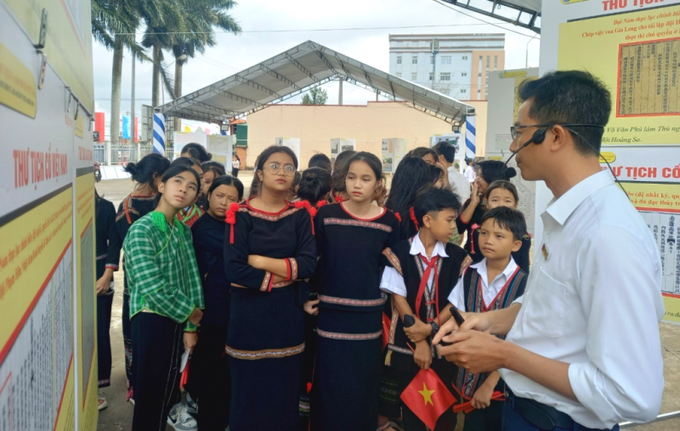 Học sinh tìm hiểu tư liệu tại triển lãm
