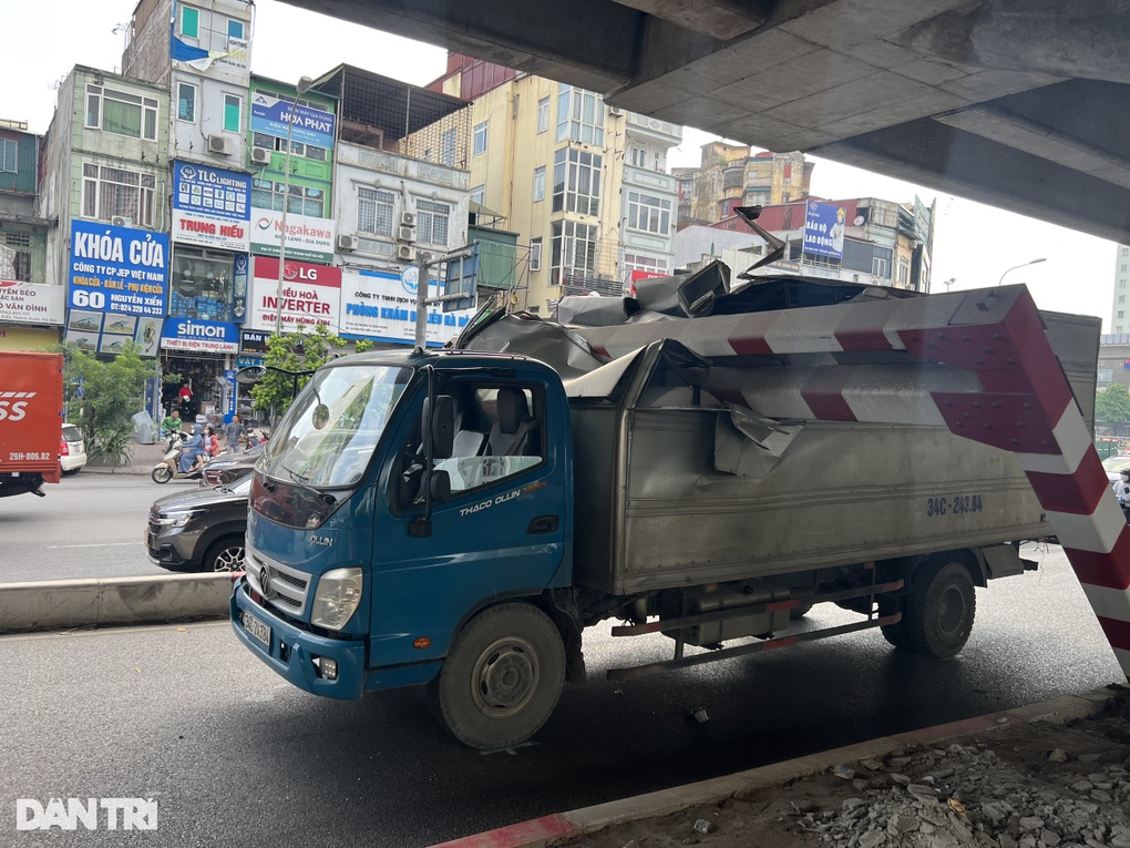 Hà Nội: Đi theo Google Map, xe tải húc đổ khung hạn chế chiều cao - 1 Hà Nội: Đi theo Google Map, xe tải húc đổ khung hạn chế chiều cao - 1