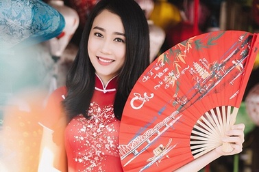 "Bạn gái màn ảnh" của Sơn Tùng MTP rạng rỡ xuống phố xuân