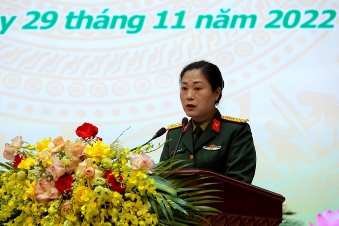 Đại tá Phùng Thị Phú, Trưởng ban Phụ nữ Quân đội trình bày báo cáo về kết quả Chương trình phối hợp hoạt động giai đoạn 2018 -2022.