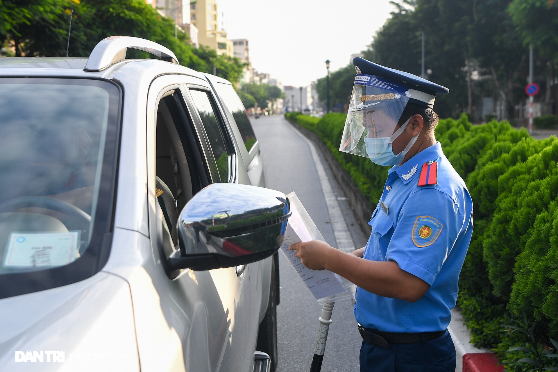 Hà Nội: Ùn tắc phương tiện ở chốt vùng đỏ, mở lại hàng quán tại vùng xanh - 11 Hà Nội: Ùn tắc phương tiện ở chốt vùng đỏ, mở lại hàng quán tại vùng xanh - 11