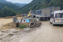 Xe đầu kéo lật trên đèo An Khê, giao thông tắc nghẽn nhiều giờ