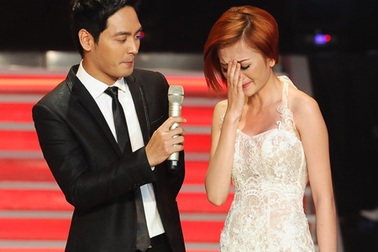 Thiều Bảo Trang chan chứa nước mắt trên sân khấu Giọng hát Việt