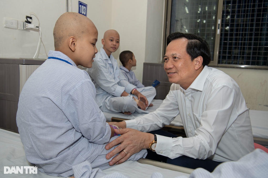 Thủ tướng áy náy với cảnh hai bệnh nhi chung một giường bệnh - 4