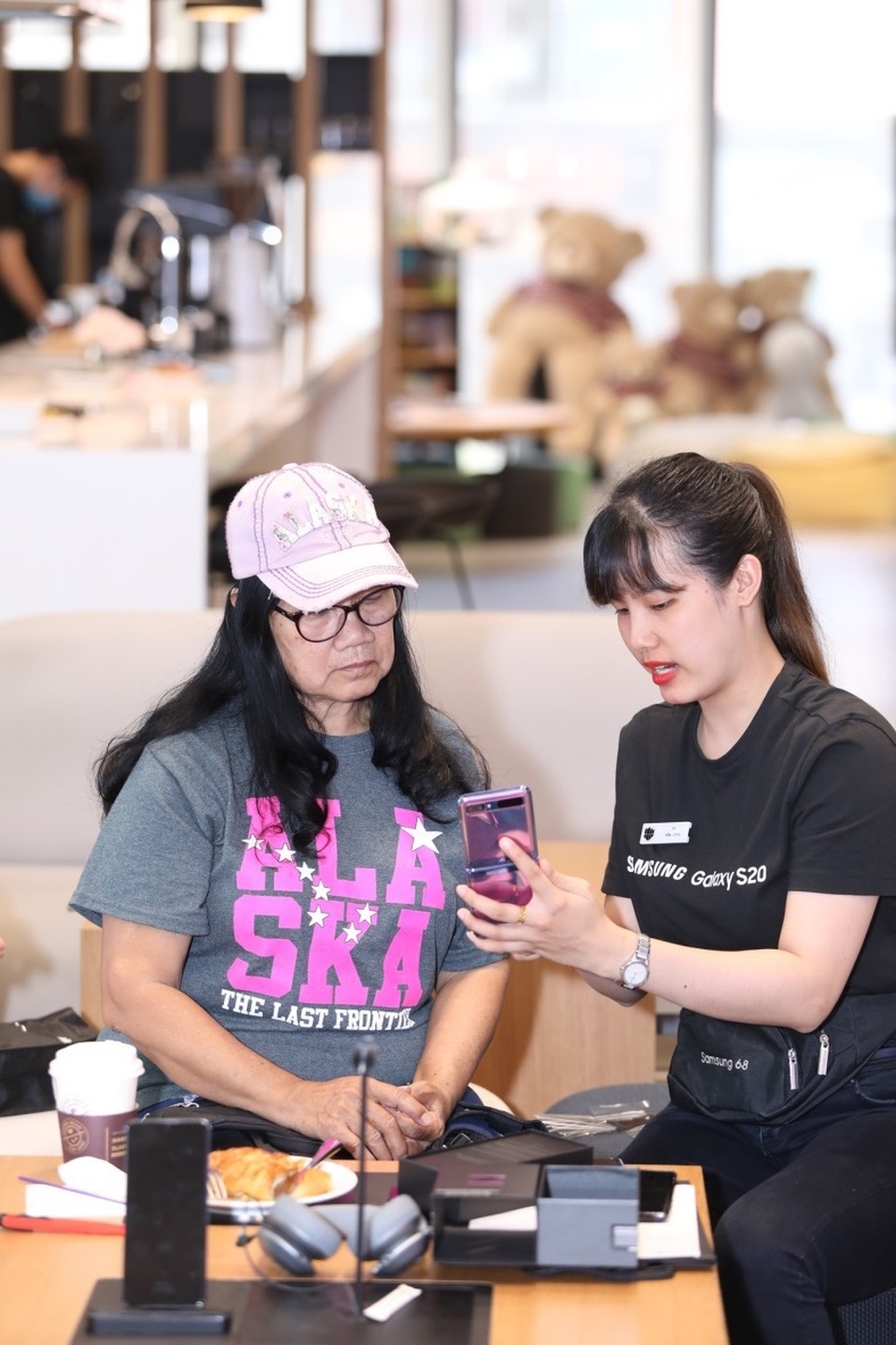 Galaxy Z Flip không phụ lòng người dùng ngày đầu mở bán - 3 Galaxy Z Flip không phụ lòng người dùng ngày đầu mở bán - 3