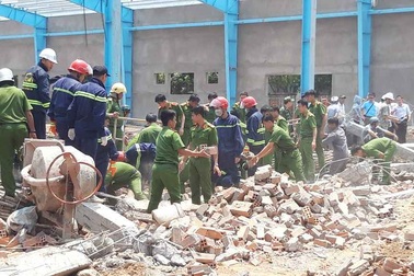Vụ sập tường khiến 6 người chết: Dừng thi công công trình
