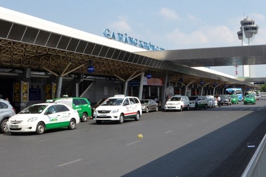 Nhiều hãng taxi từ chối vận chuyển khách trong sân bay quốc tế Tân Sơn Nhất