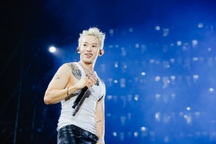 B Ray hít đất, Kay Trần "khoe múi" trước 30.000 sinh viên