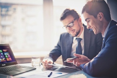 Mua laptop có Windows bản quyền: Một công đôi việc