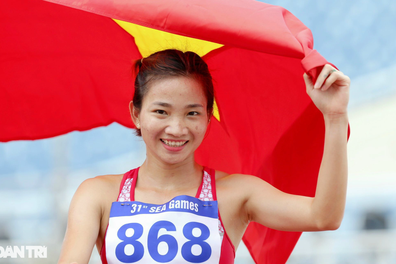 Khoảnh khắc Nguyễn Thị Oanh giành HCV 1500m điền kinh ở SEA Games 31