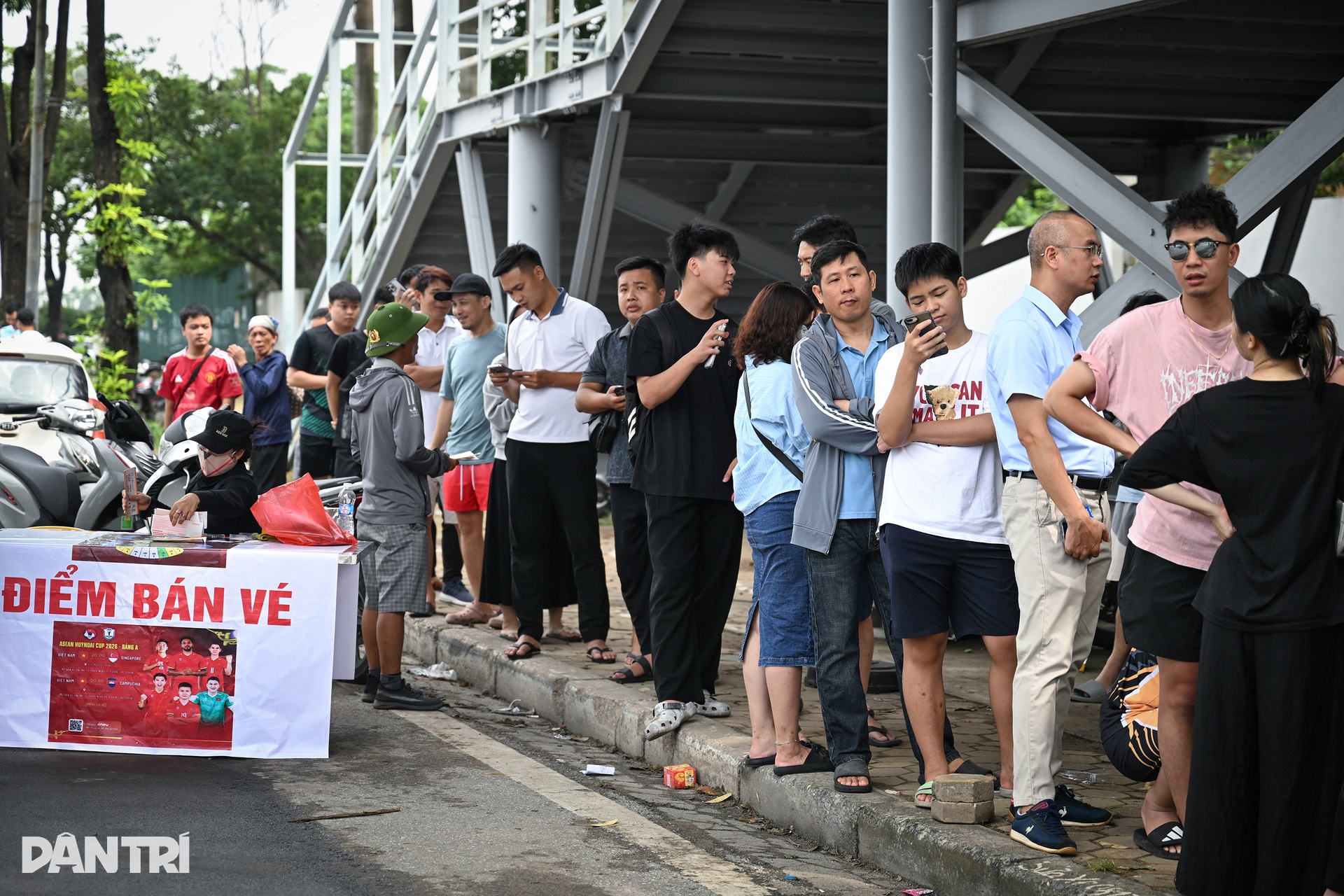 CĐV chen chân, xếp hàng từ 4h sáng chờ mua vé trận Việt Nam - Malaysia - 10