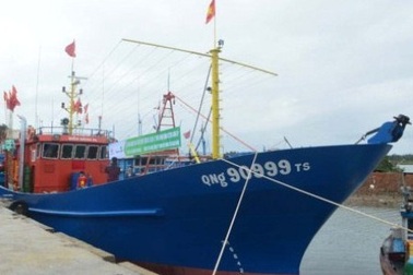 Bàn giao tàu vỏ thép 14 tỷ đồng để ngư dân vươn khơi bám biển