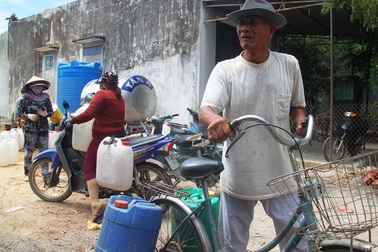 Điều xe cứu hỏa “giải khát” cho người dân vùng đại hạn