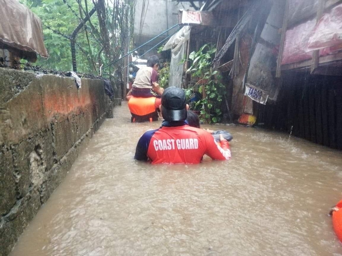 Bão Rai mạnh như quái vật đổ bộ Philippines, 90.000 dân cấp tập di tản - 2 Bão Rai mạnh như quái vật đổ bộ Philippines, 90.000 dân cấp tập di tản - 2