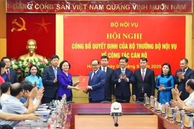 Bộ trưởng Bộ Nội vụ trao các quyết định điều động, bổ nhiệm cán bộ