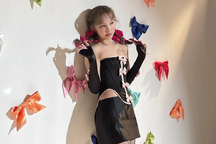 Hàng loạt ngôi sao nổi tiếng rộ mốt mặc váy, đi giày đính nhiều nơ