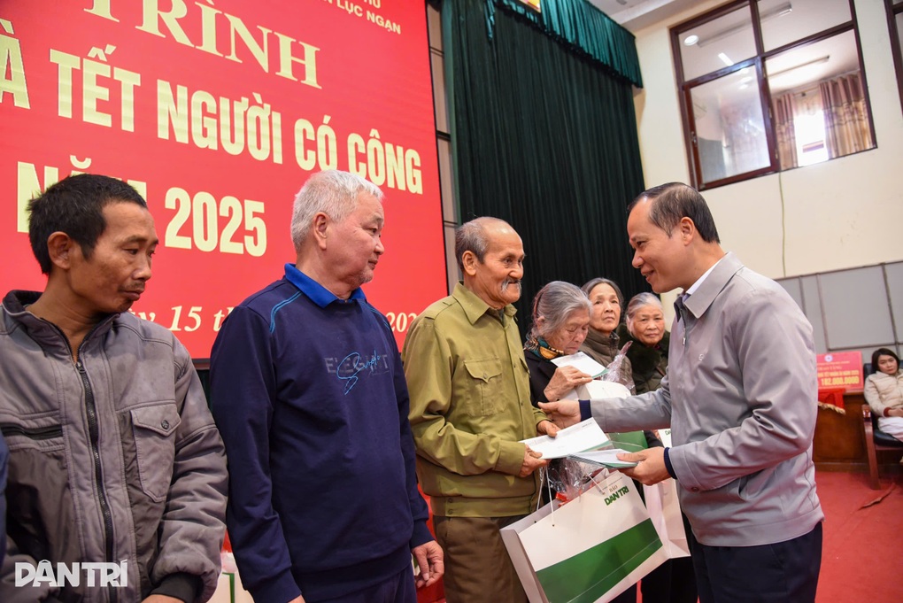 Báo Dân trí trao tặng quà Tết tới các gia đình người có công tại Bắc Giang - 3 Báo Dân trí trao tặng quà Tết tới các gia đình người có công tại Bắc Giang - 3