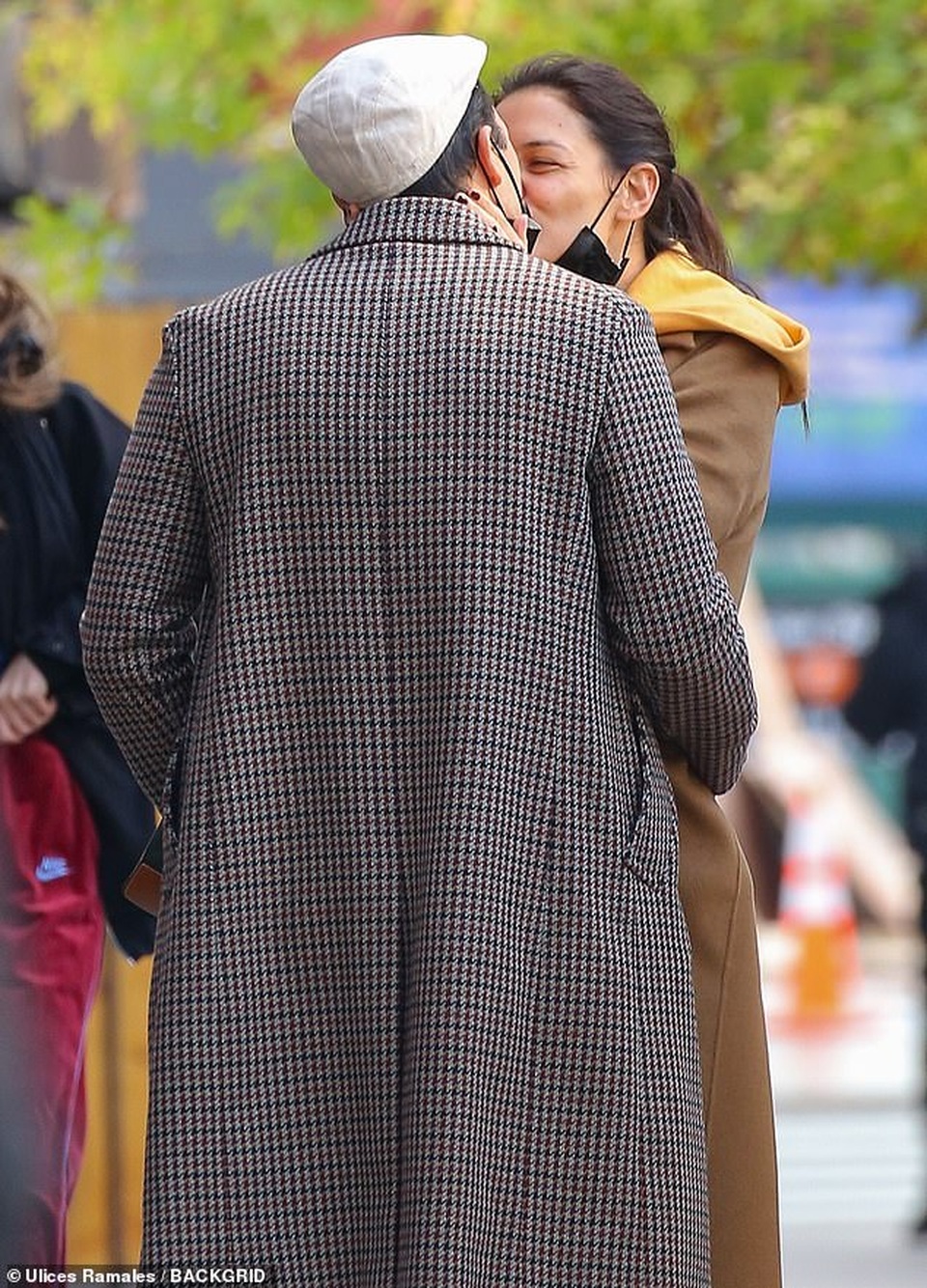 Vợ cũ Tom Cruise rạng ngời hạnh phúc từ khi có bồ trẻ - 1