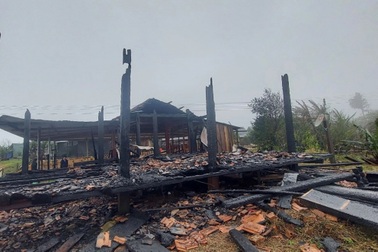 Nhà sàn cháy rụi đúng thời khắc giao thừa