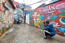 Thợ xăm hình bỏ tiền túi vẽ tranh, biến ngõ nhỏ thành điểm checkin cực chất