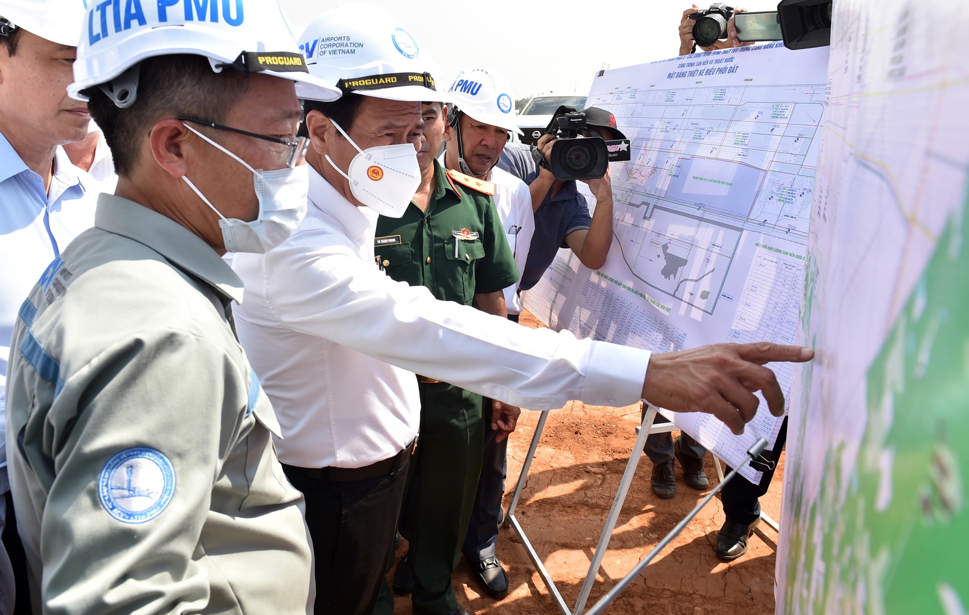 Hình ảnh Phó Thủ tướng dầm mưa trong rốn lũ và dãi nắng trên công trường - 14 Hình ảnh Phó Thủ tướng dầm mưa trong rốn lũ và dãi nắng trên công trường - 14