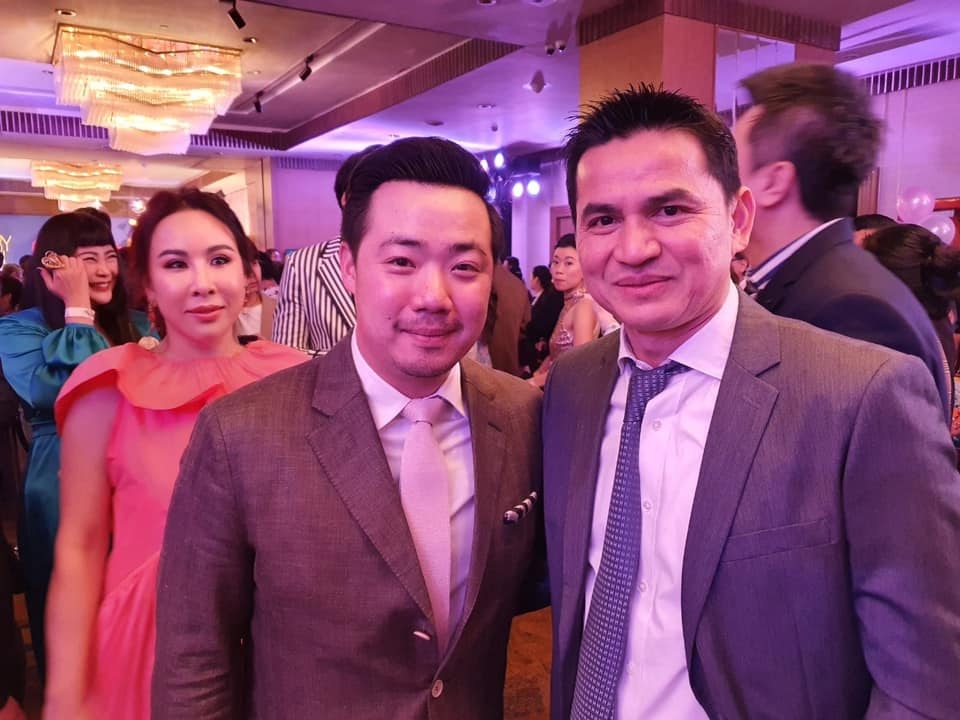 Kiatisuk hát bài Hãy về đây bên anh trong tiệc chia tay gia đình - 5 Kiatisuk hát bài Hãy về đây bên anh trong tiệc chia tay gia đình - 5