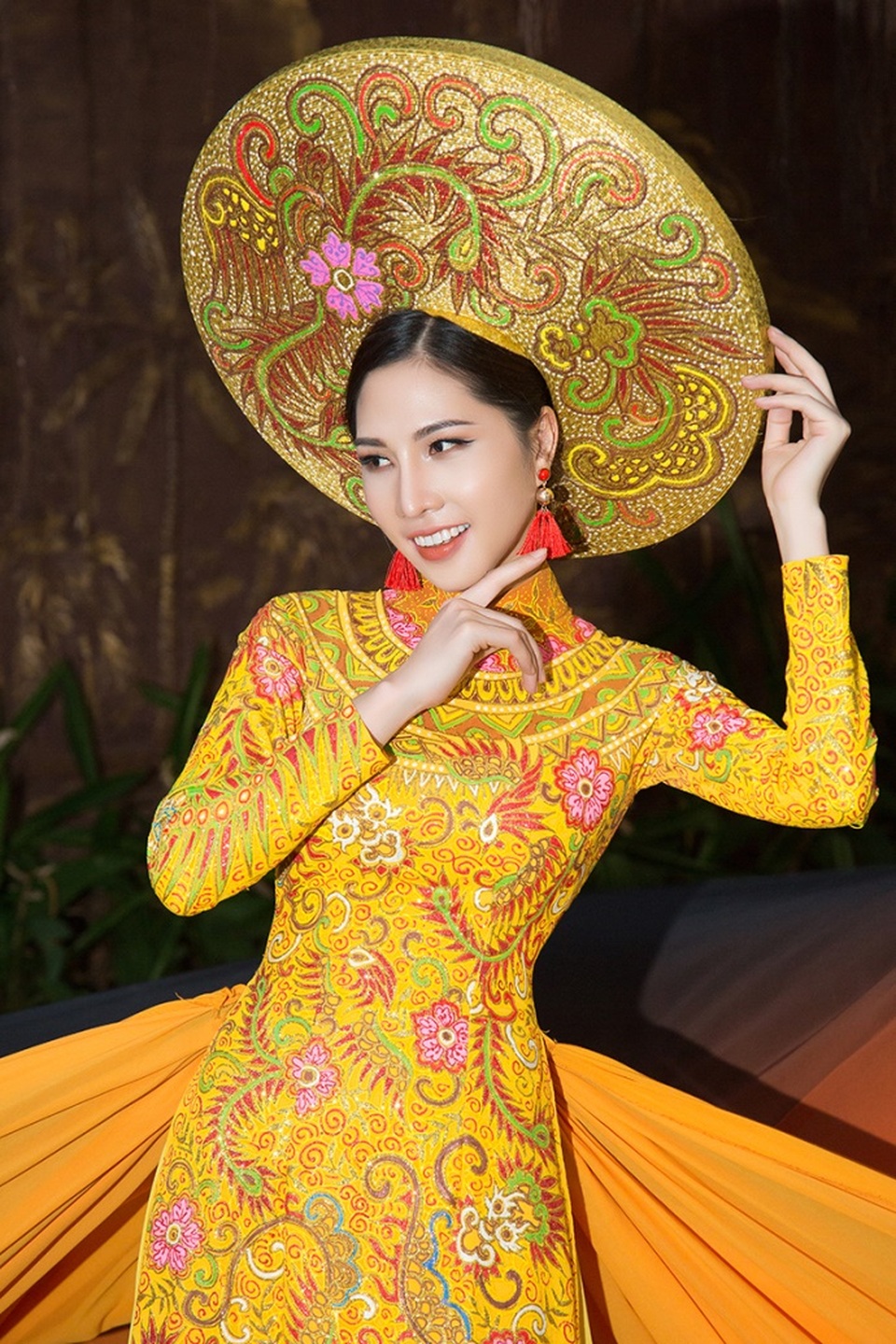 Á hậu Lục Bảo Quyên đẹp kiêu sa trong áo dài ‘Hoàng bào’ của NTK Tuấn Hải - 5 Á hậu Lục Bảo Quyên đẹp kiêu sa trong áo dài ‘Hoàng bào’ của NTK Tuấn Hải - 5