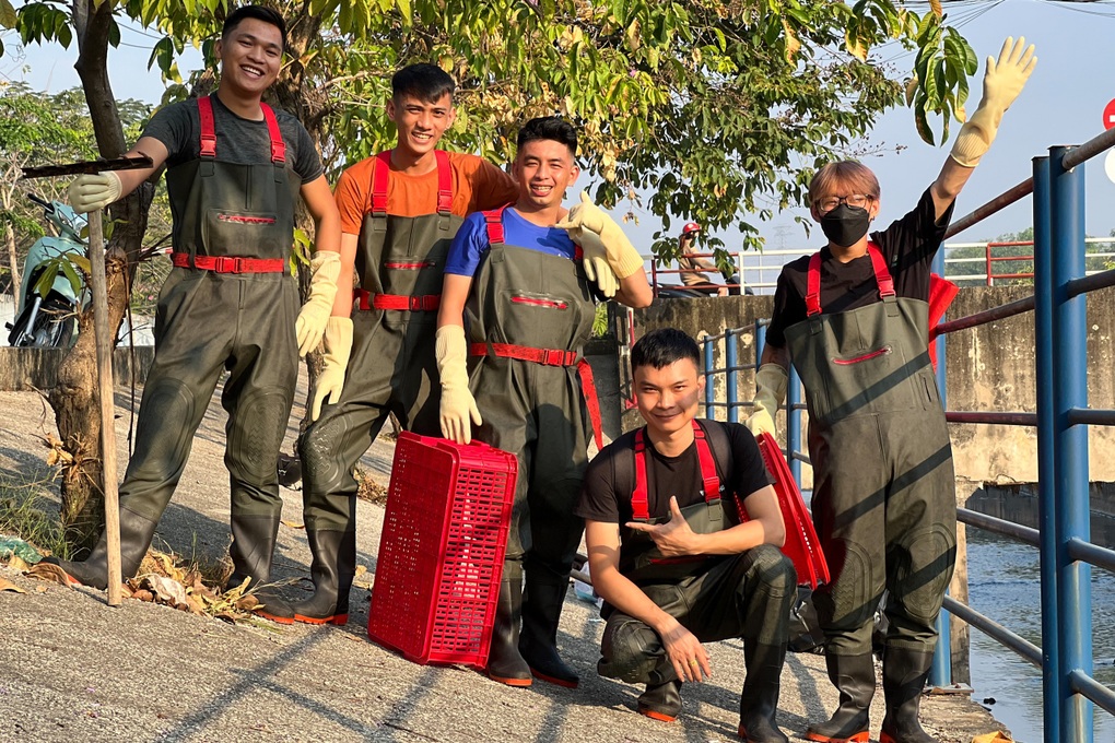 Những chàng trai tự nguyện bơi vào kênh ô nhiễm để gom rác ngày cận Tết - 1 Những chàng trai tự nguyện bơi vào kênh ô nhiễm để gom rác ngày cận Tết - 1