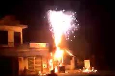 Cột điện bốc cháy dữ dội như pháo hoa trong đêm (video do bạn đọc Hoàng Nhật cung cấp)