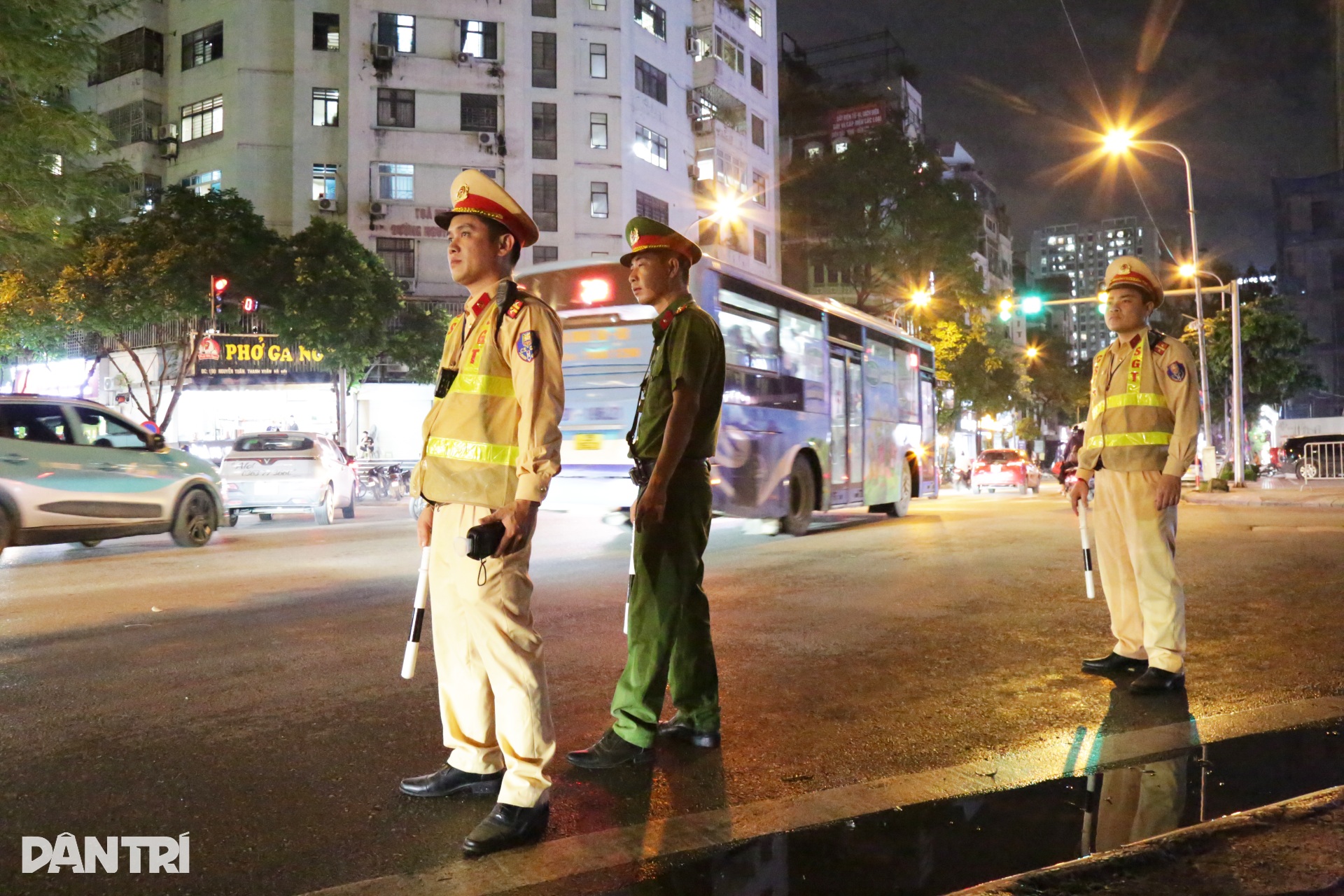CSGT Hà Nội vào tận quán nhậu khuyên tài xế đã nhậu là không lái xe - 6 CSGT Hà Nội vào tận quán nhậu khuyên tài xế đã nhậu là không lái xe - 6