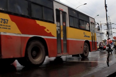 Hà Nội: Xe buýt "hiên ngang" vượt đèn đỏ