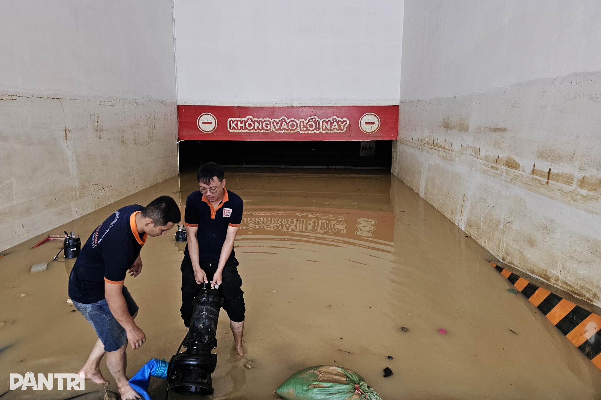 Cứu ô tô, xe máy ở Nha Trang sau lũ rút - 9 Cứu ô tô, xe máy ở Nha Trang sau lũ rút - 9