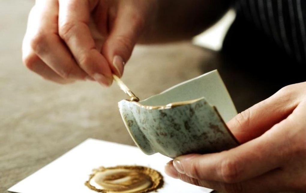 Nghề hàn gắn gốm sứ nứt vỡ bằng vàng ròng và bài học mọi chuyện rồi sẽ ổn - 2 Nghề hàn gắn gốm sứ nứt vỡ bằng vàng ròng và bài học mọi chuyện rồi sẽ ổn - 2