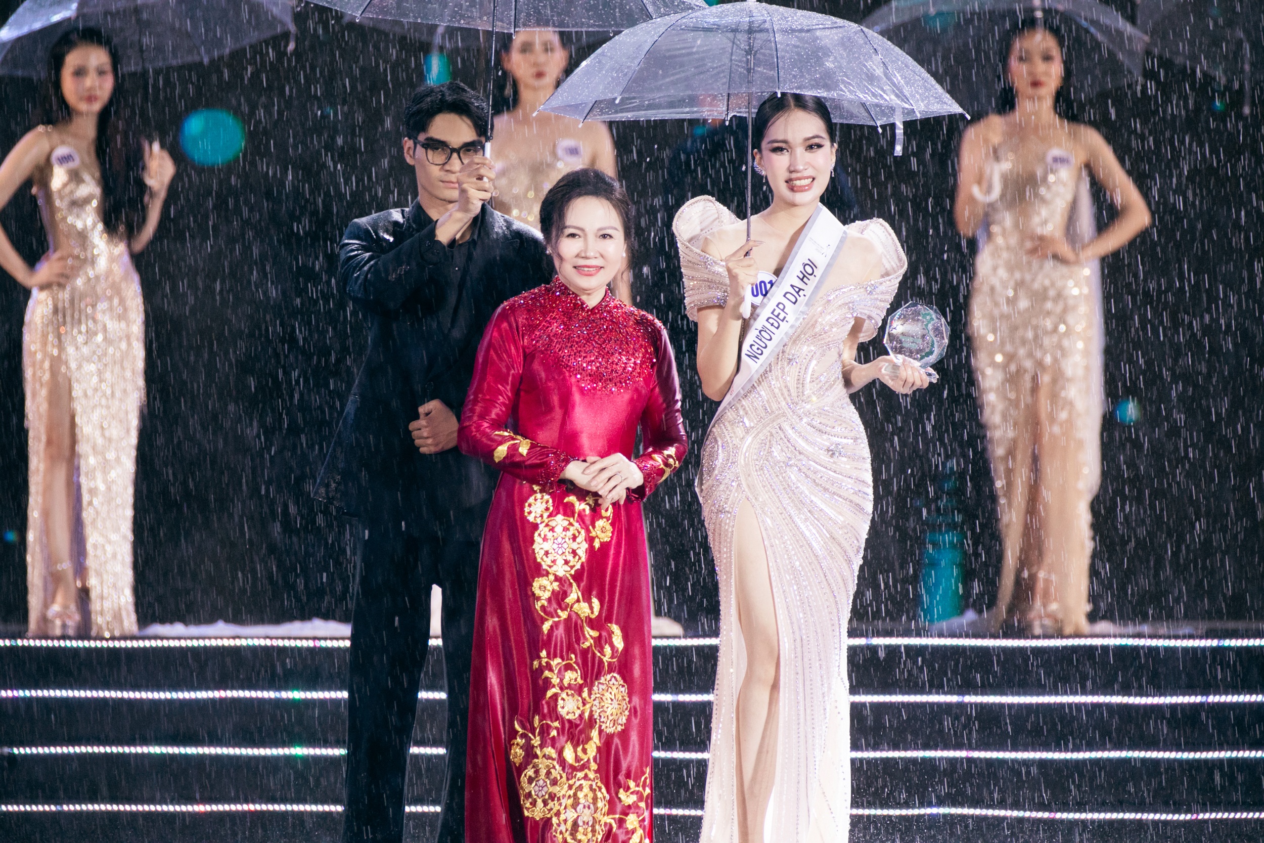 Trong 1 tuần, Việt Nam có thêm 2 hoa hậu tên Kỳ Duyên - 2 Trong 1 tuần, Việt Nam có thêm 2 hoa hậu tên Kỳ Duyên - 2